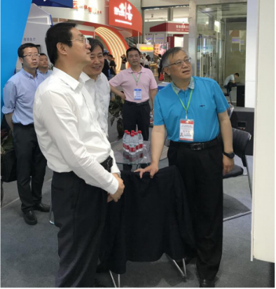 省委常委、西寧市委書記王曉蒞臨第十九屆青洽會青海物產(chǎn)展位參觀